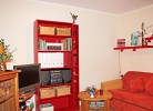 Wohnzimmer mit wandelbarer Couch zur Schlafgelegenheit