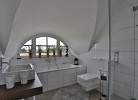 Bad mit Wanne und Dusche im OG