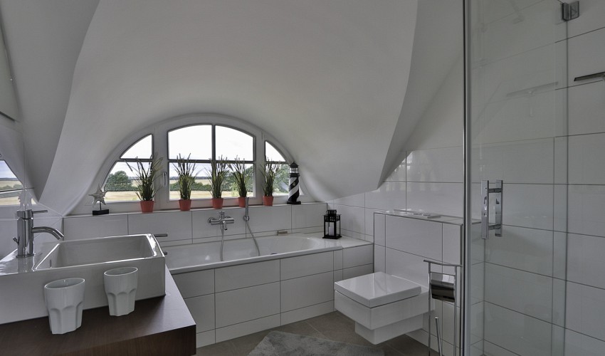 Bad mit Wanne und Dusche im OG