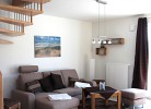 Couch und Treppe zu den Schlafräumen
