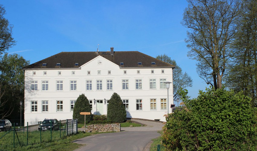 das Herrenhaus in Blengow in unmittelbarer Nachbarschaft