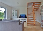 Wohnzimmer mit Treppe