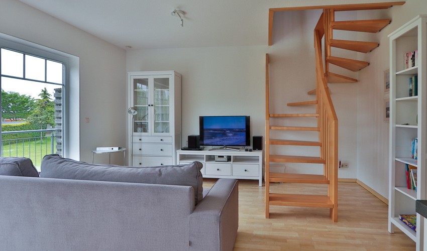 Wohnzimmer mit Treppe