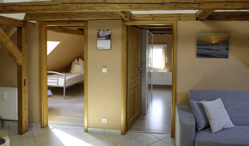 Blick ins Schlaf- + Kinderzimmer