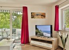 Fernseher und Blick auf den Balkon