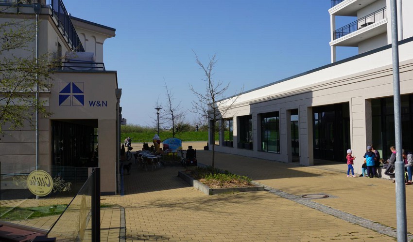 Fußgängerzone mit Restaurants und Cafe's