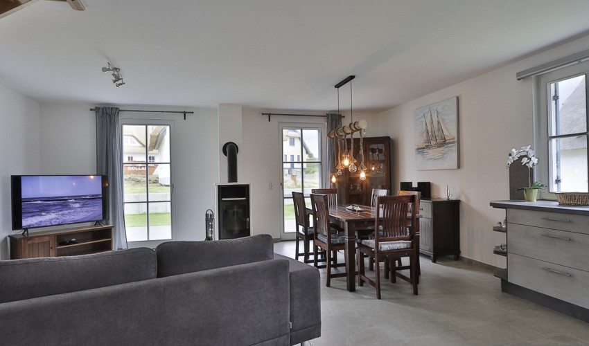 helles Wohnzimmer mit offener Küche