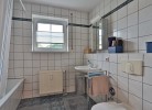 Bad mit Fenster und Wanne