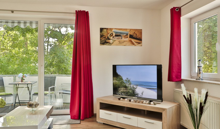 Fernseher und Blick auf den Balkon