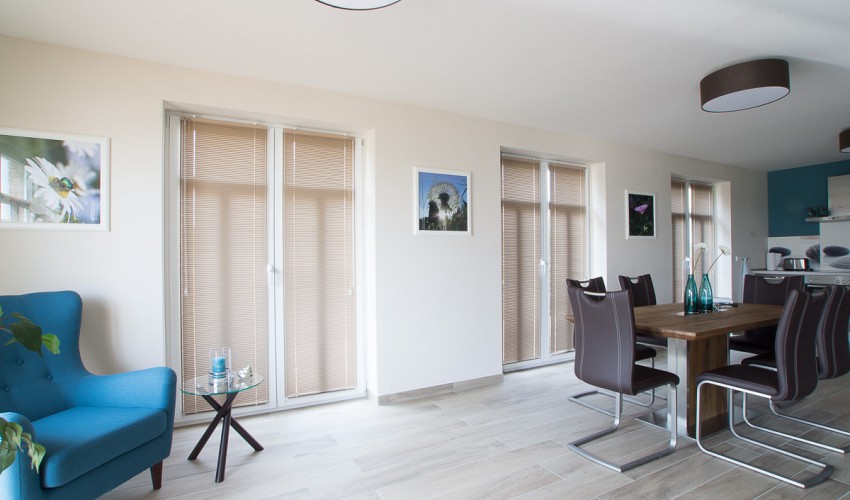 Fenster mit Außenrollos