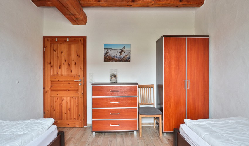 Komode und Kleiderschrank