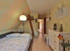 Wohnzimmer mit umgewandelter Schlafcouch-jetzt in blau/weiß