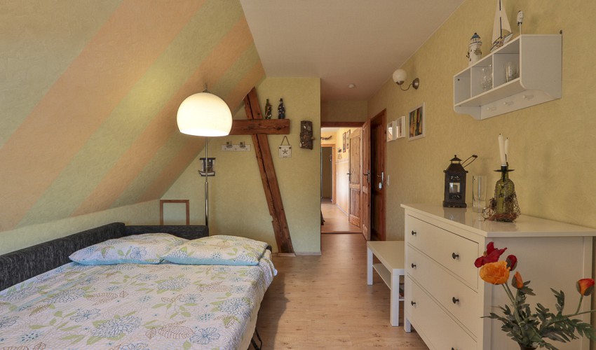 Wohnzimmer mit umgewandelter Schlafcouch-jetzt in blau/weiß