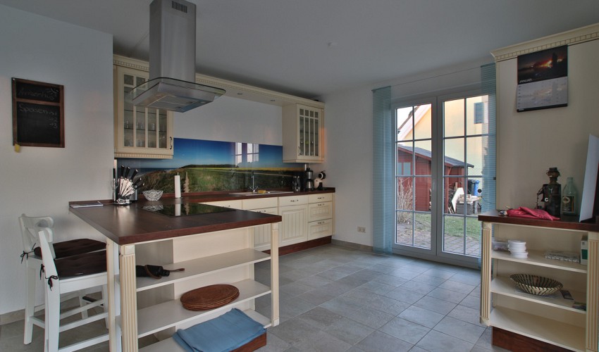 Küche mit Blick auf das Gartenhaus