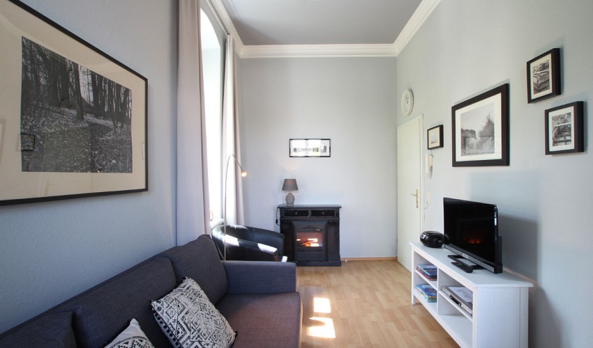 Wohnzimmer mit Elektrokamin und Blick in den Skulpturenpark