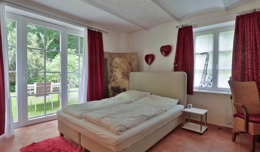 großes Doppelbett
