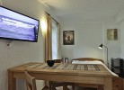 Essbereich mit Bett im Hintergrund