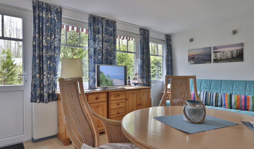 Esstisch mit Blick in den Garten