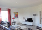heller Wohnbereich mit Fernseher