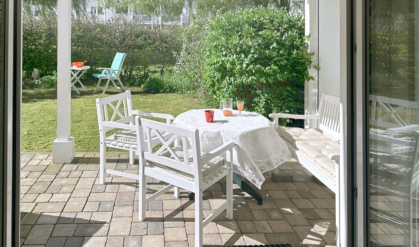 Blick von innen auf Terrasse