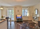 großzügiges Wohnzimmer