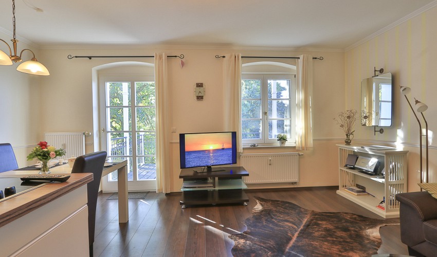 großzügiges Wohnzimmer