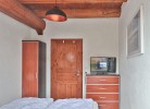 Kleiderschrank, Komode und TV