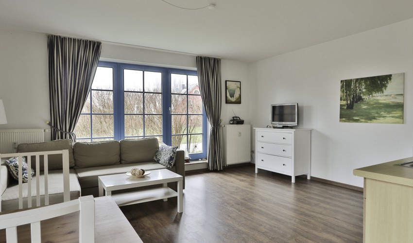 Wohnzimmer mit Balkonfenster