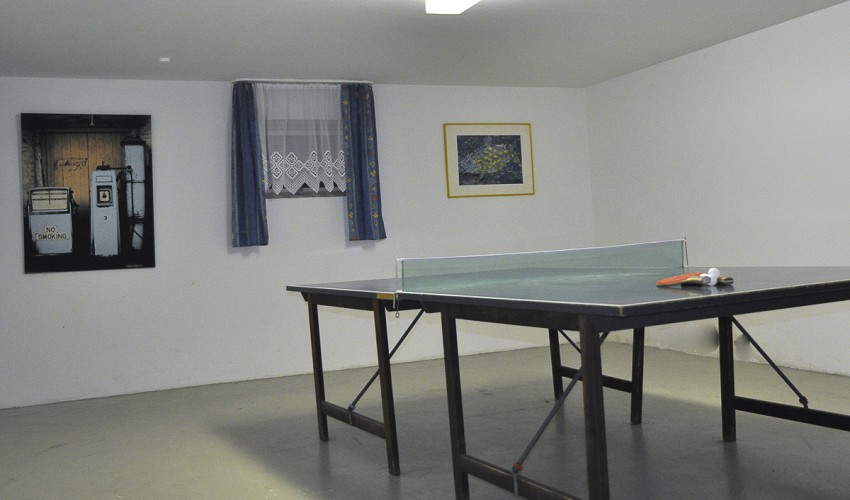 Tischtennisplatte im Gemeinschaftskeller