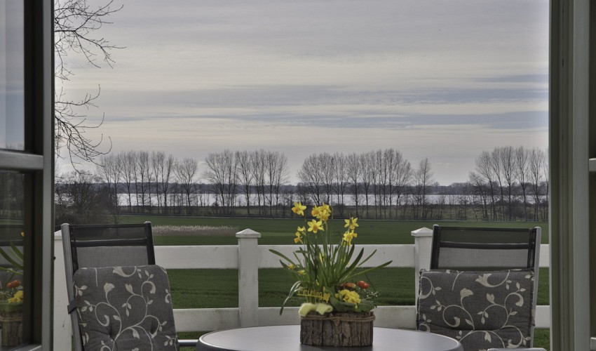 Balkon mit Blick aufs Wasser