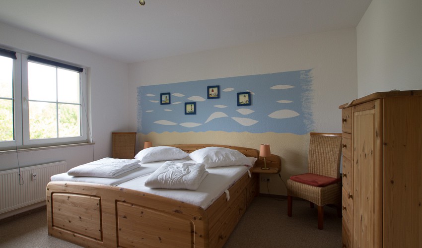 Schlafzimmer mit Doppelbett und Kinderbett