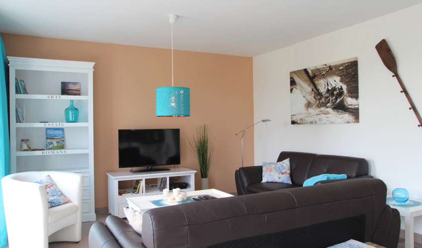 helles und geräumiges Wohnzimmer