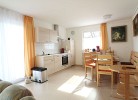 moderne Küche mit Zugang zur Terrasse