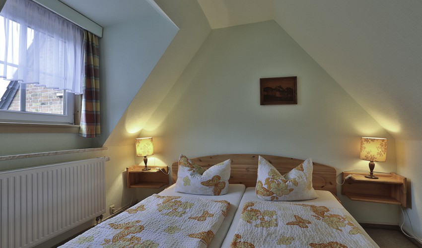Schlafzimmer mit Doppelbett