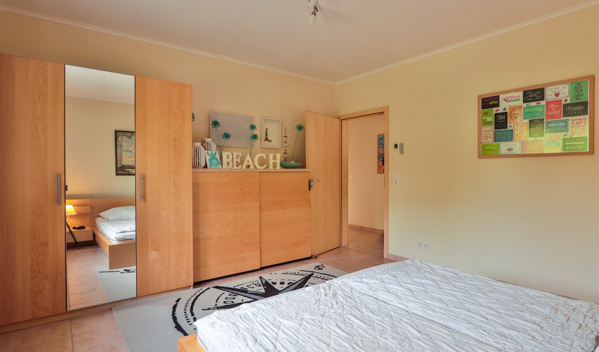 Schlafzimmer 1