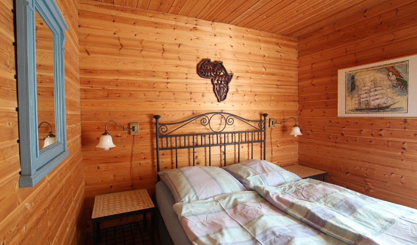 Schlafzimmer mit Doppelbett