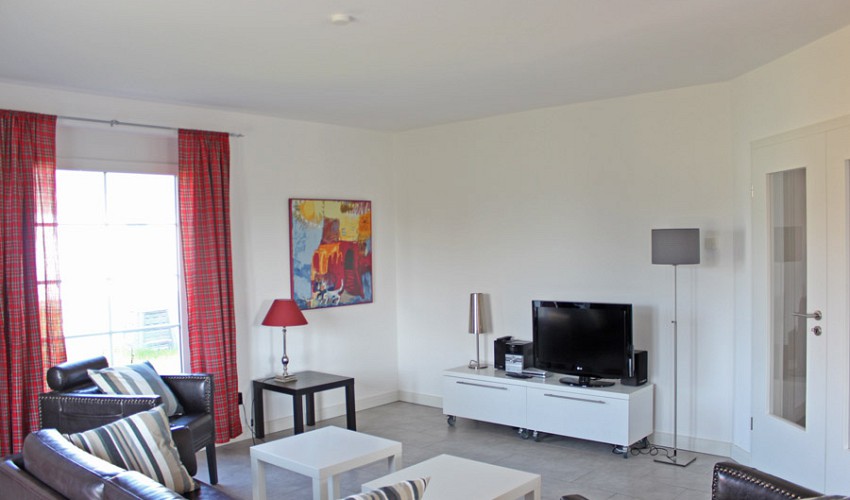 heller Wohnbereich mit Fernseher