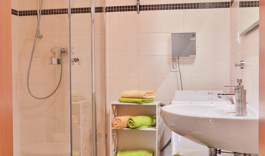 Duschbad mit Münzwaschmaschine