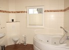 Bad mit Dusche und Wanne
