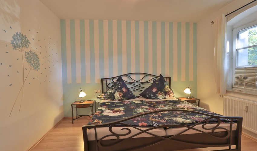1. Schlafzimmer mit Doppelbett