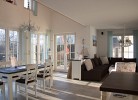 das geräumige Wohnzimmer