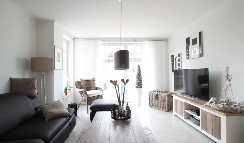 stilvolles Wohnzimmer mit Balkon