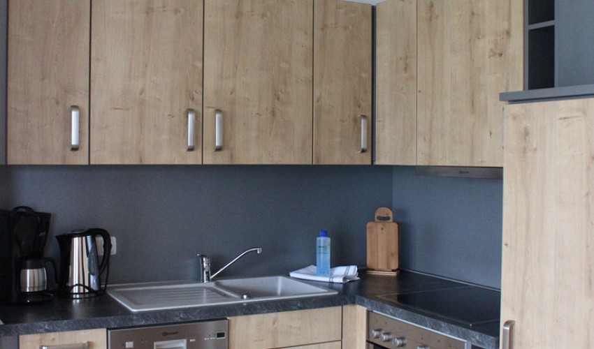 moderne, voll ausgestattete Küche