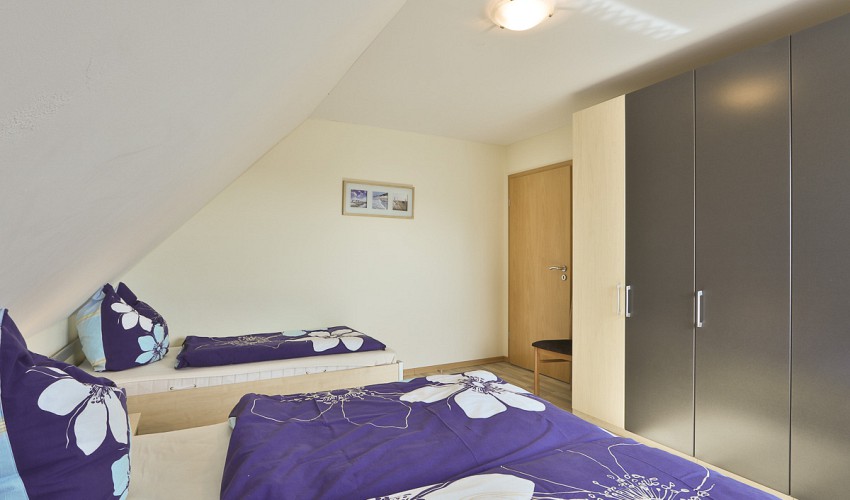 Schlafzimmer mit Doppelbett und Einzelbett