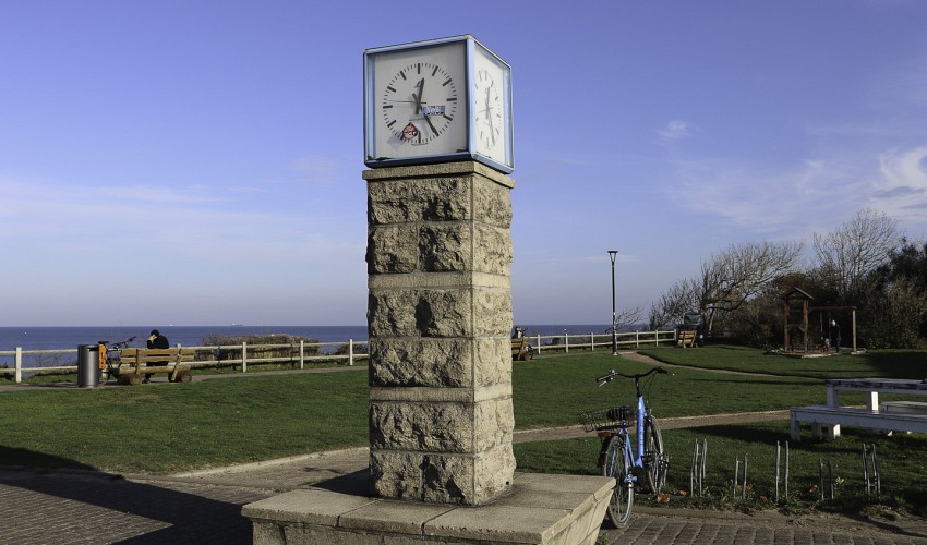 Uhr auf der Promenade