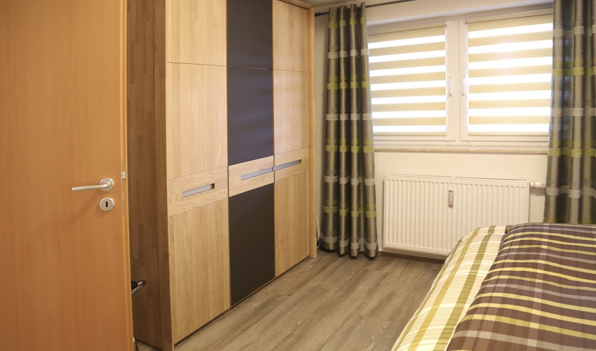 Schlafzimmer mit KLeiderschrank