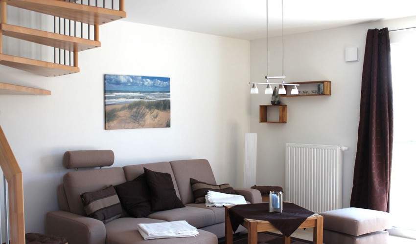 Couch und Treppe zu den Schlafräumen