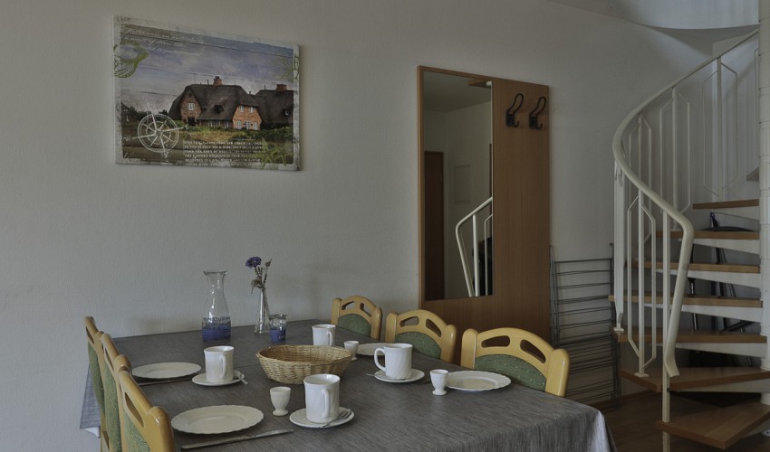 Essplatz und Treppe zu den Schlafräumen