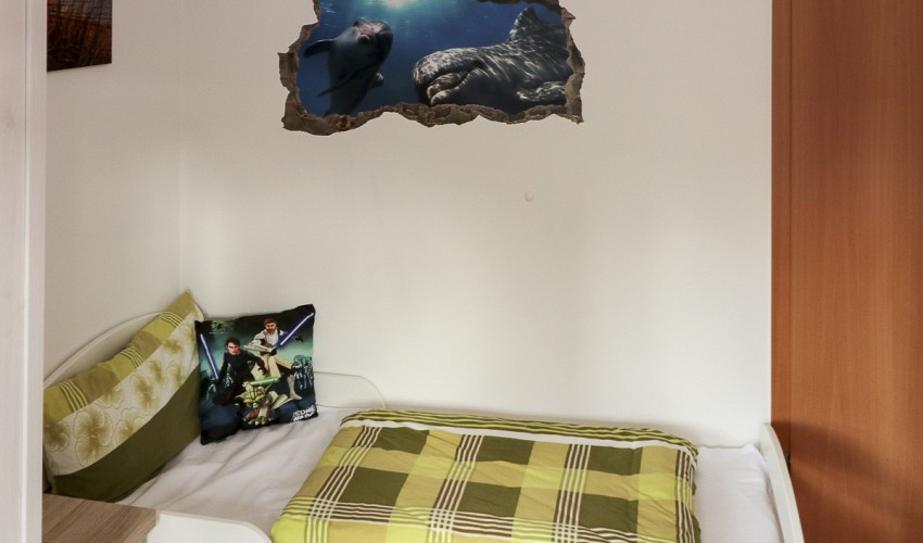 Einzelbett i Schlafzimmer für ein Kind