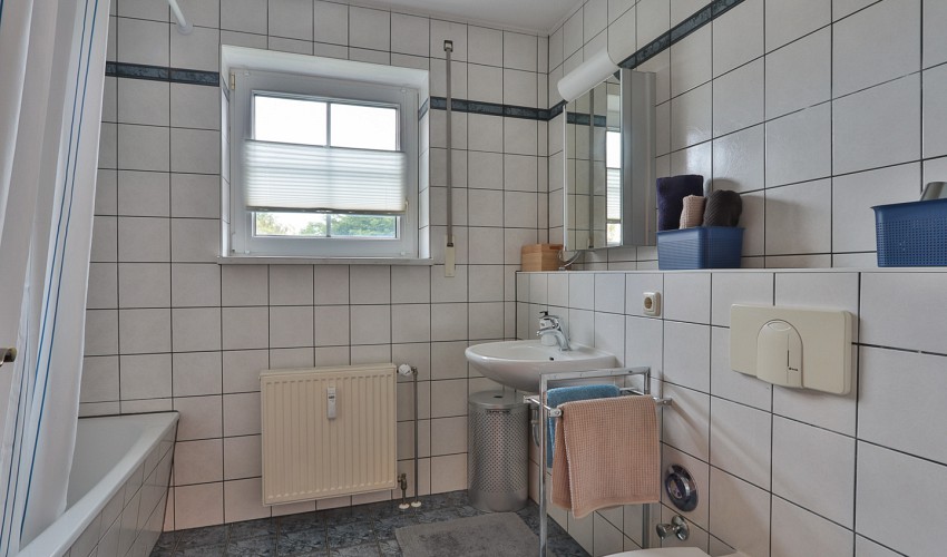 Bad mit Fenster und Wanne